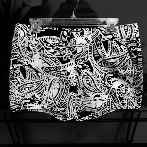 KENZIE MICRO SHORTS BLACK/WHITE SPRING SUMMER CASUAL PAISLEY PRINT SZ 8 - Picture 2 of 7